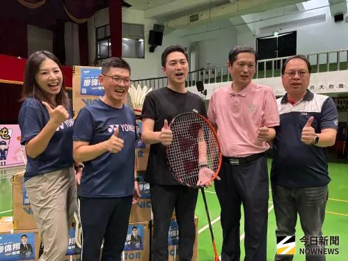 ▲南屯國小家長會長藝人候湘婷(左一）笑說「一定要拿下」，為小選手加油。（圖／記者金武鳳攝，2025.10.29)