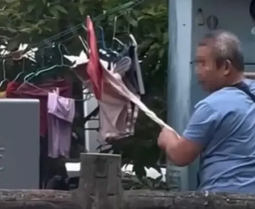 ▲61歲竊盜慣犯在白天偷女子內衣被路人拍下，影片曝光後警主動追查，還從竊賊的包內起出贓物，全案依法送辦。（圖／翻攝畫面）