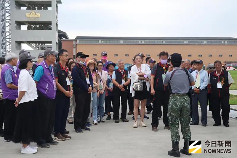 ▲後備委顧團參訪空訓中心，教官介紹傘訓場設施與訓練流程。（圖／記者莊全成攝，2025.10.30）