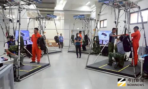 ▲後備委顧團實機體驗VR模擬器、空投作業及室外跳傘訓練操作等項目。（圖／記者莊全成攝，2025.10.30）