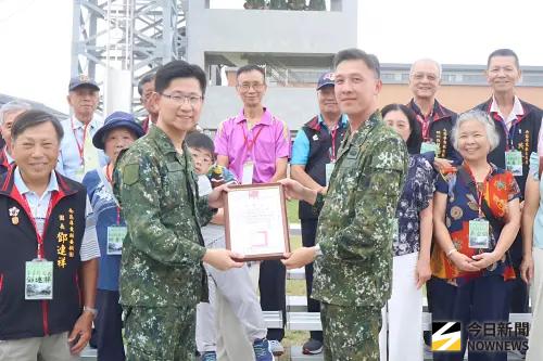 ▲參訪結束後，南區後備指揮官王之聖代表委顧團致贈感謝狀給空訓中心指揮官邱鼎宗。（圖／記者莊全成攝，2025.10.30）