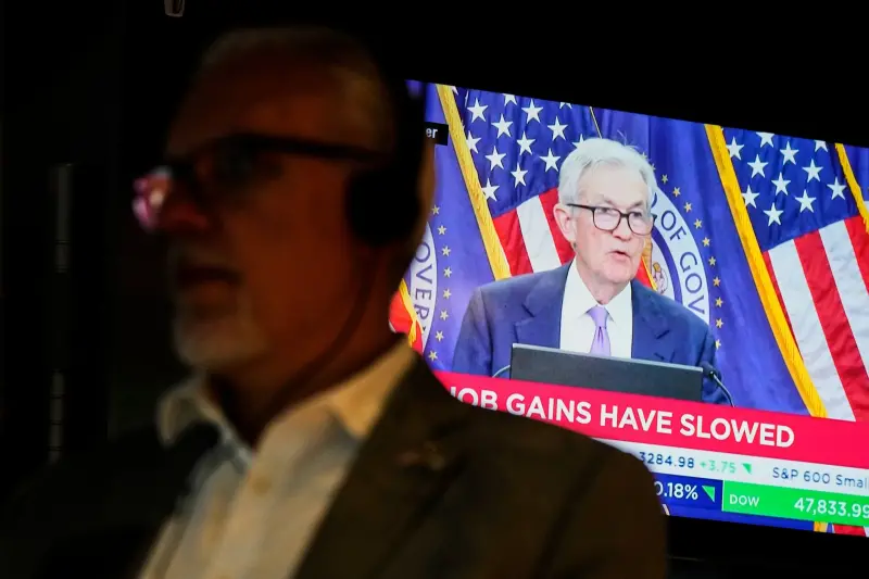 Fed降息1碼!惟鮑爾放鷹「12月再降非板上釘釘」 美股道瓊挫74點 ▲美國聯準會(Fed)宣布再降息1碼,惟主席鮑爾(Jerome Powell)在之後的記者會上表示,12月再降並非「板上釘釘」的事。(圖/美聯社/達志影像)