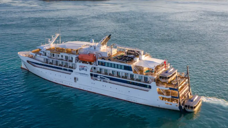 ▲澳洲近日發生一起悲劇，80歲老婦參加豪華郵輪旅程，疑似被丟包在小島上，隔天尋獲時已經死亡。圖為珊瑚探險公司的「珊瑚探險家號」郵輪。（圖／翻攝自Coral Expeditions官網）