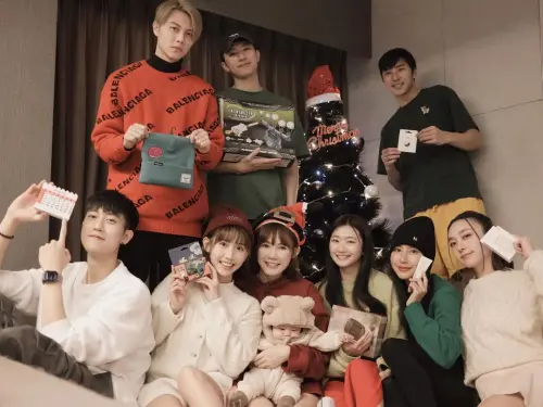 ▲王子（後排左）站在范姜彥豐（前排左）與不倫對象粿粿（左2）後方，手拿綠帽被諷刺根本神預言。（圖／翻攝自粿粿IG@meigo.c）