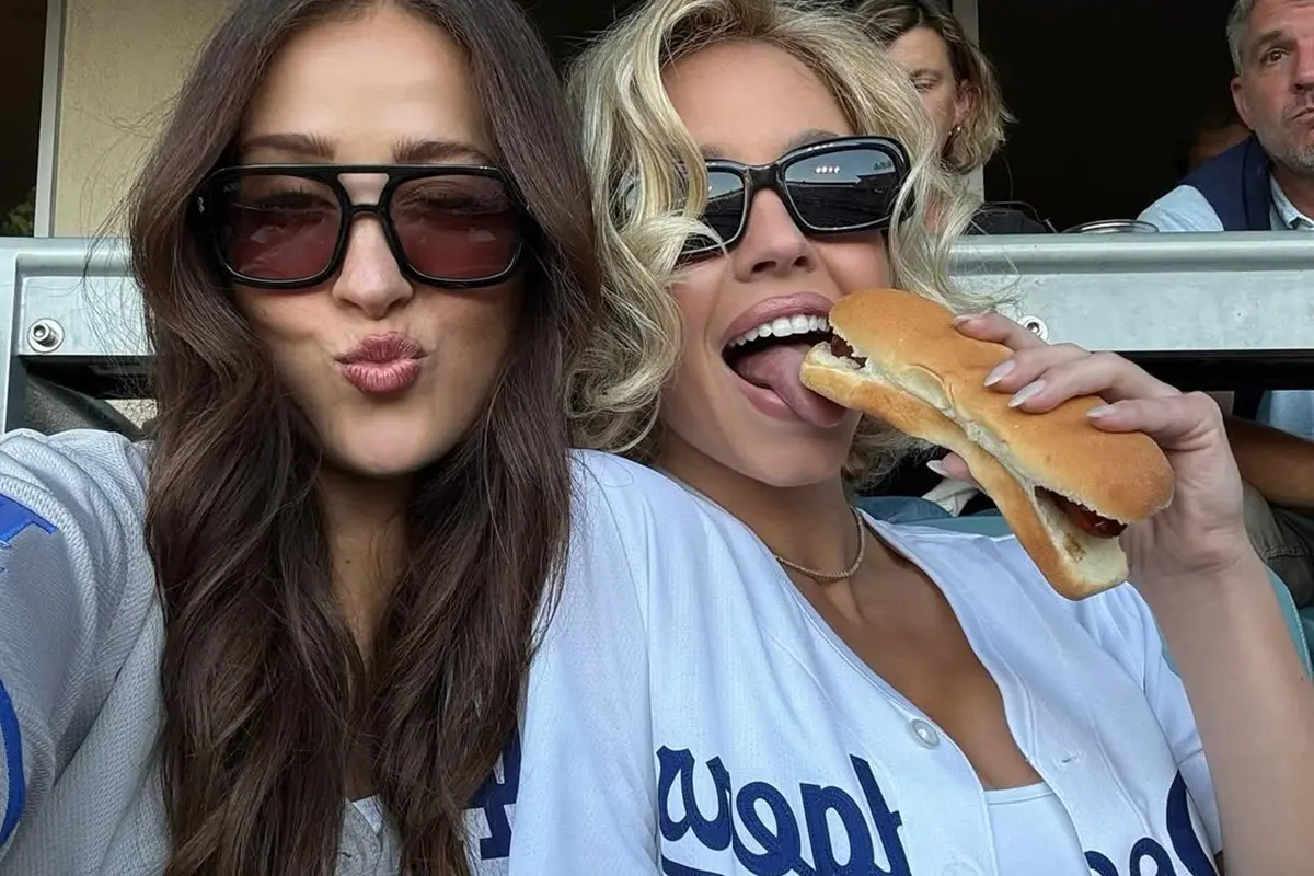 ▲世界大賽進入關鍵G5「天王山之戰」，道奇球場場邊迎來一位超級巨星好萊塢女演員席德妮·史威尼（Sydney Sweeney），她身穿大谷翔平的道奇球衣進場觀戰。（圖／翻攝自Sydney Sweeney IG）