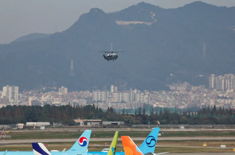    ▲川普搭乘的直升機也已抵達釜山。（圖／路透／達志影像）  
