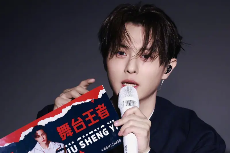 王子爽住昆凌內湖5000萬豪宅!每月管理費18萬 1毛免繳原因曝光 ▲王子邱勝翊(如圖)偷吃粿粿形象重挫,他和弟弟邱宇辰住在昆凌內湖的5000萬元豪宅中,因他們要幫家裡還債,昆凌完全沒跟他們收房租。(圖/微博@王子_邱勝翊)