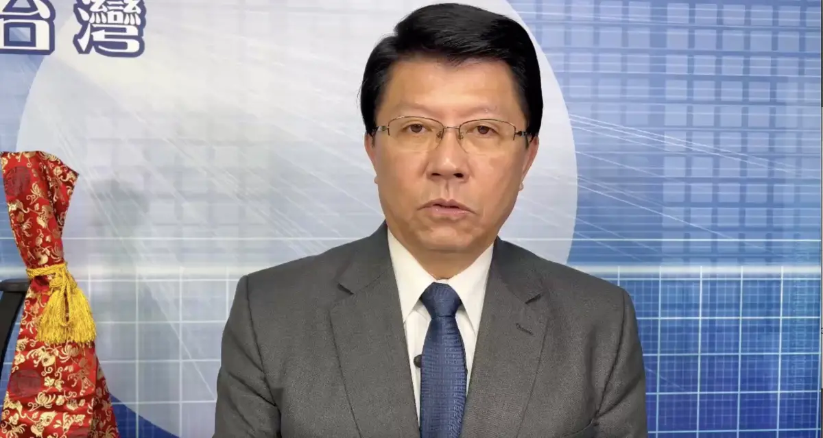 ▲主席季麟連昨在台南市感恩餐會造勢，送上吉祥物「玩具手槍」給謝龍介（圖），引發爭議。（圖／謝龍介辦公室提供）