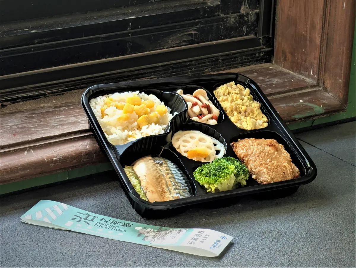 ▲臺鐵公司與松山文創園區首度攜手合作，於園區年度盛事「2025原創基地節」推出「菸廠尋味便當」。（圖／台鐵提供）