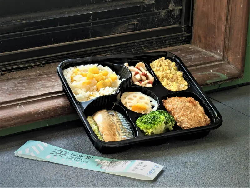 ▲臺鐵公司與松山文創園區首度攜手合作，於園區年度盛事「2025原創基地節」推出「菸廠尋味便當」。（圖／台鐵提供）