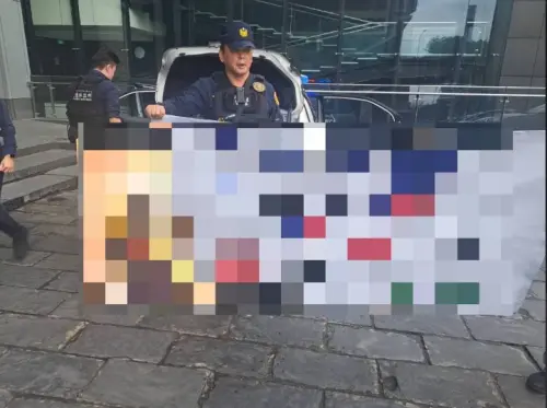 「要燒就燒三立！」抗議男抱瓦斯衝三立門口　怒嗆自焚遭壓制
