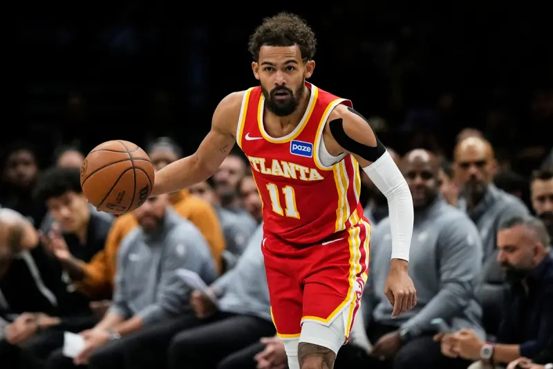 ▲亞特蘭大老鷹隊主控崔楊（Trae Young）在與布魯克林籃網的比賽中不幸受傷離場，初步診斷為右膝扭傷，儘管暫時排除了前十字韌帶（ACL）撕裂的可能，但仍需進一步核磁共振（MRI）檢查。（圖／美聯社／達志影像）