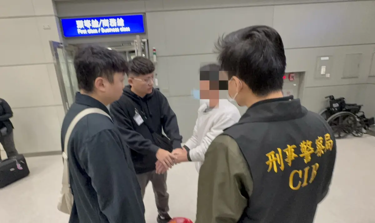 ▲一名蔡姓男子因犯下未成年性交、公共危險罪遭到通緝，於昨（29日）被遣返回台。（圖／翻攝畫面）