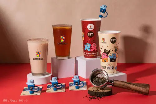 ▲COMEBUY小葉紅茶，時尚聯名(and-ST)購買限量小葉紅系列五杯，即送(餃貓造型吸管套)（圖／COMBUY提供）