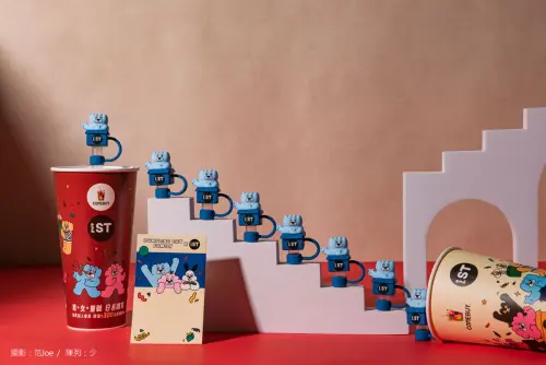 ▲20251023-COMEBUY小葉紅茶，時尚聯名(and-ST)購買限量小葉紅系列五杯，即送(餃貓造型吸管套)（圖／COMBUY提供）