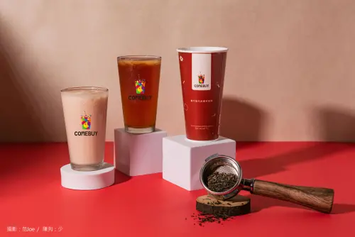 ▲COMEBUY小葉紅茶，時尚聯名(and-ST)購買限量小葉紅系列五杯，即送(餃貓造型吸管套)（圖／COMBUY提供）