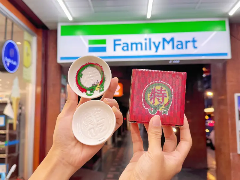 ▲全家搶攻入冬商機，攜手經典料理動畫《廚神小當家》，推出兩款聯名泡麵，還有三款限量加價購周邊，包括醬料碟、收納袋加價購89元起。（圖／全家提供）