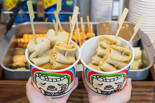 ▲7-11「韓式魚板串」，選用新鮮魚漿製成，吃起來口感紮實、Q彈鮮甜，即日起至11月11日全品項任選買4送1優惠。（圖／7-11提供）