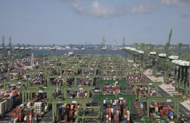 ▲新加坡港口與裕廊島的煉油與能源設施構成全國碳排放的主要來源。（圖／美聯社／達志影像）