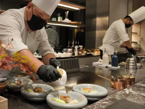 ▲「樂葵法式鐵板燒」結合法式料理精緻手法與鐵板燒的現場互動感。（圖／義享時尚廣場提供）