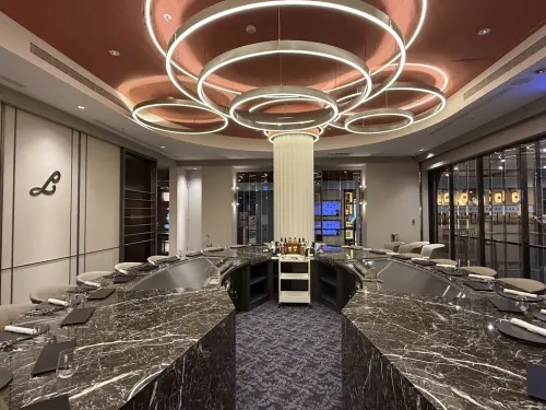 ▲ 「樂葵法式鐵板燒」從空間設計、料理選材到服務流程無一不展露法式優雅而又創意奔放的浪漫用餐體驗。（圖／義享時尚廣場提供）