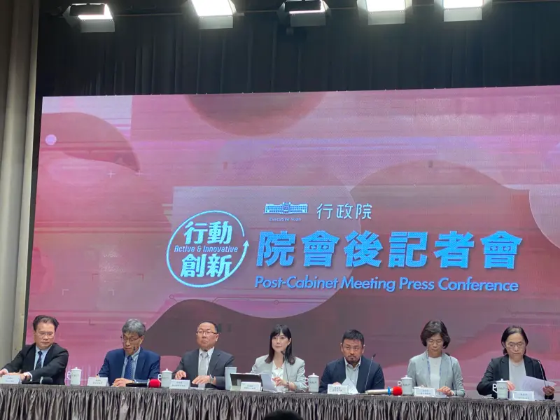 ▲農業部於行政院會公布在禁運禁宰期間的補助，傳統肉攤補3萬元、禁用廚餘飼料補助每頭300元。（圖／記者陳威叡攝，2025.10.30）