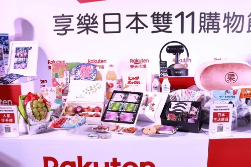 ▲樂天市場推出樂天女孩2026桌曆等獨家商品。（圖／記者吳翊緁攝）