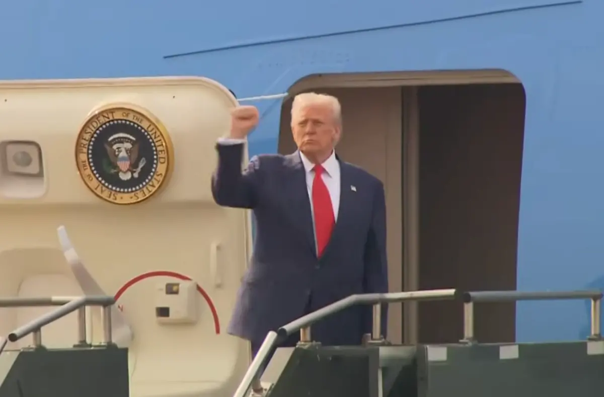 ▲在與習近平不到2小時的會晤結束後，川普直接搭機返美。（圖／擷取自直播畫面）