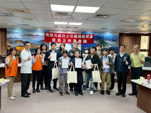 ▲ 副市長李懷仁偕同市府同仁與少年代表們合照。（圖／高市警局少年隊提供）