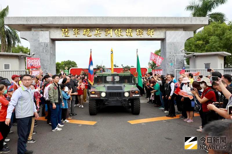 ▲砲校自民國41年於永康復校以來已73年，歷經逾20年的重大遷建，今正式遷駐關廟湯山營區，二王地區鄉親目送部隊離校。（圖／記者莊全成攝，2025.10.30）