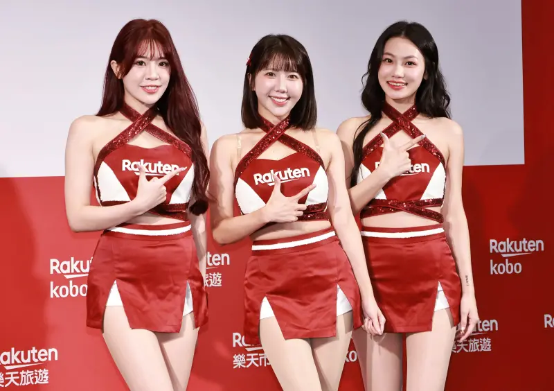 ▲樂天女孩熊霓（右）、Mika（中）、李昀（左）邀請球迷一同參與樂天桃猿周日（11月2日）的封王遊行。（圖／記者吳翊緁攝）