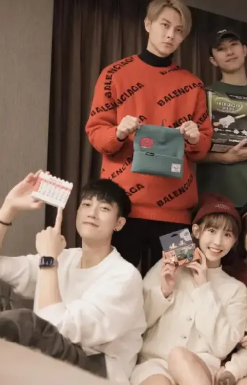 ▲王子（後排左）站在范姜彥豐（前排左）與不倫對象粿粿（左2）後方，手拿綠帽被諷刺根本神預言。（圖／翻攝自粿粿IG@meigo.c）