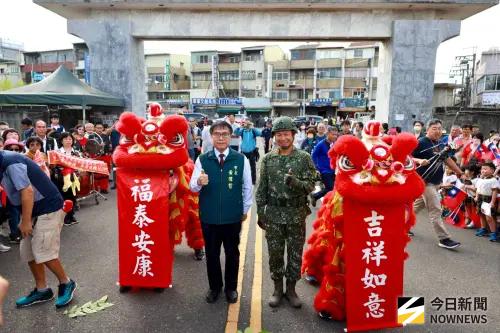 ▲台南市長黃偉哲親自主持，與砲訓部少將指揮官李韋德互贈紀念品，為重大遷建案寫下重要里程碑。（圖／記者莊全成攝，2025.10.30）