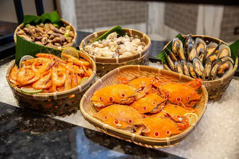 ▲迎接雙11，各家飯店、餐廳狂推優惠。像是台北萬豪酒店推出吃到飽「Garden Kitchen」，平日午間第2人優惠加購價111元+10%，平均下來等於每人766元。（圖／台北萬豪酒店提供）