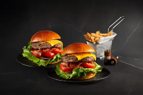 ▲經典牛肉培根切達起司漢堡原價600元+10%，享第二份優惠加購價111元+10%。（圖／台北萬豪提供）