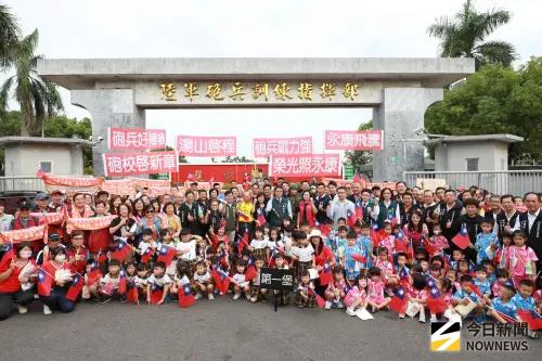 ▲砲校附近二王地區鄉親、民代聚集300多人共同見證砲校73年歷史正式畫下句點。（圖／記者莊全成攝，2025.10.30）