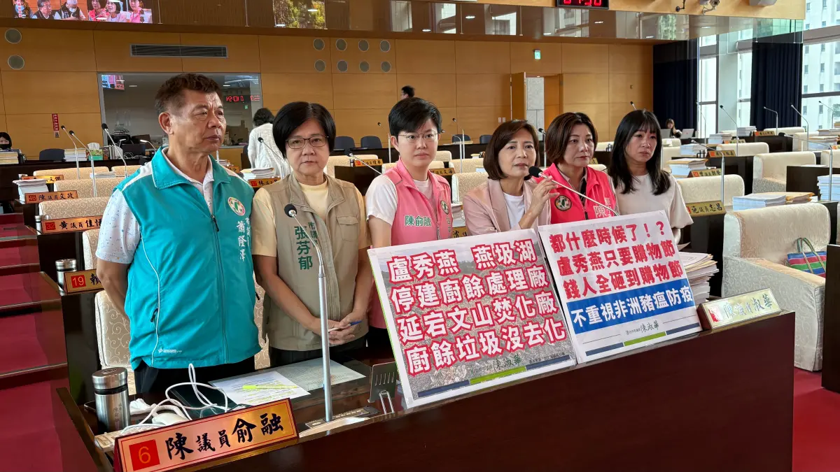 ▲市議員陳淑華痛批，市府防疫不力，總機的語音還在宣傳購物節！（圖／記者顏幸如攝，2025.10.30）