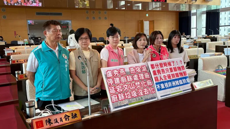 ▲市議員陳淑華痛批，市府防疫不力，總機的語音還在宣傳購物節！（圖／記者顏幸如攝，2025.10.30）