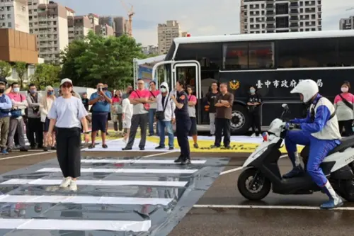 ▲宣導活動現場利用實境模擬方式強化交通安全觀念，持續推廣人車停讓文化。(圖／交通局提供)