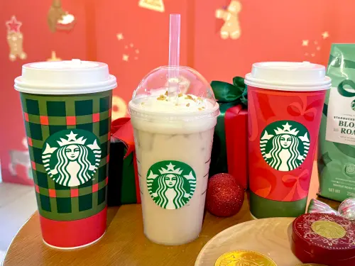 ▲2025星巴克「太妃核果風味那堤」回歸，中杯150元、165元、特大杯180元。（圖／記者蕭涵云攝）