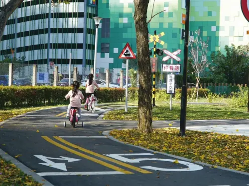 ▲中市府設置交通主題公園，讓孩子在遊戲中學習交通知識，使道安文化可以向下紮根。(圖／交通局提供)