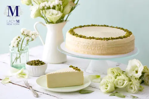 ▲LADY M限時回歸「開心果千層蛋糕」單片290元、九吋2900元。（圖／LADY M提供）