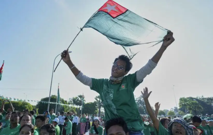▲緬甸親軍方政黨在內比都舉行造勢活動，現場綠色旗海飄揚，象徵軍政府選舉宣傳正式開跑。（圖／美聯社／達志影像）