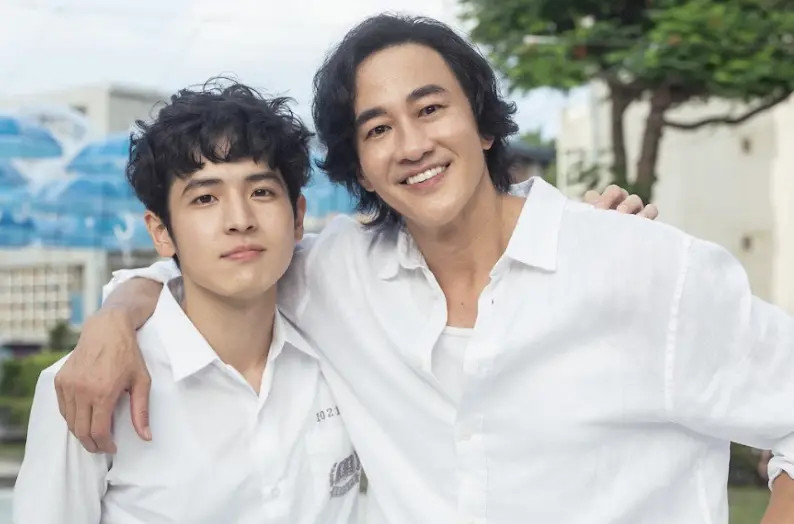 ▲何潤東（右）為主演《夜半11點學校見》，在2個月內猛減了6公斤，在劇中展現了結實、小麥色膚色的帥氣外型。（圖／三匠影視提供）