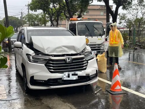 ▲宜蘭冬山鄉29日驚傳工程車暴衝事件！嫌犯稱是因工程標案爭議積怨已久，一時情緒失控才釀禍。（圖／民眾提供）