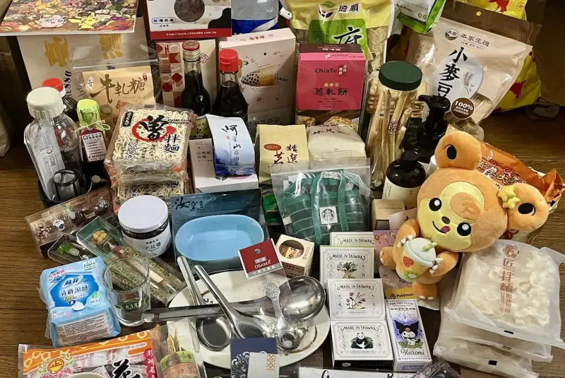 ▲一名日本網友近日在Threads分享暑假遊台心得，不僅直呼「台灣是最棒的！」還曬出台味十足的戰利品照。（圖／翻攝自IG@minuitsama）