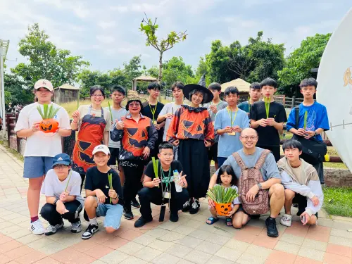 ▲壽山動物園志工穿著應景服飾發放牧草。（圖／壽山動物園提供）
