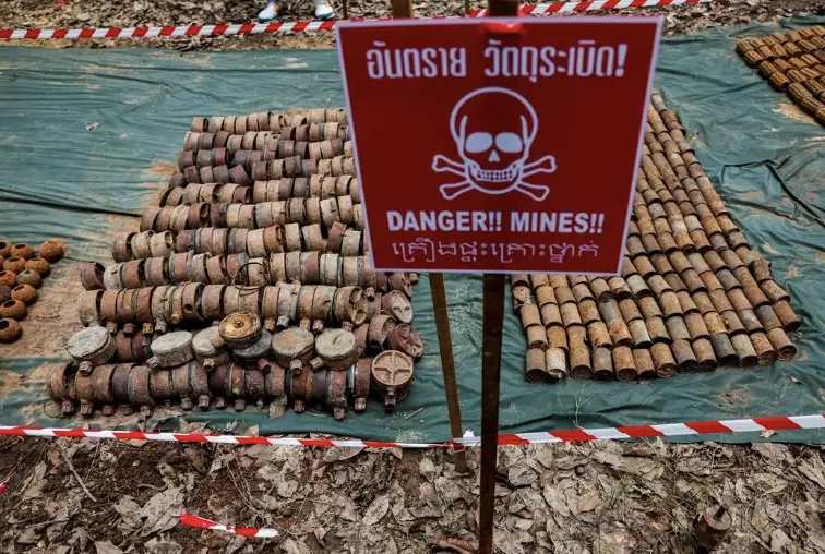 ▲泰柬兩國在撤軍協議後同步展開排雷作業，圖為泰軍邊境地區清除出的上千枚未爆地雷與砲彈。（圖／路透社／達志影像）