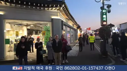 ▲韓國YouTuber「일롱 머스크」29日在慶州直播時，巧遇白宮新聞祕書李威特等人（Karoline Leavitt），親切互動引發熱議。（圖／翻攝自YouTube／일롱 머스크）