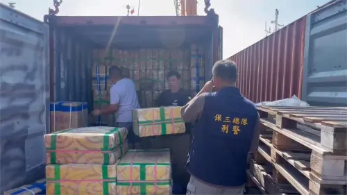 攔截133噸不明「冷凍肉品」！保三、海巡聯手查獲外籍貨輪走私品
